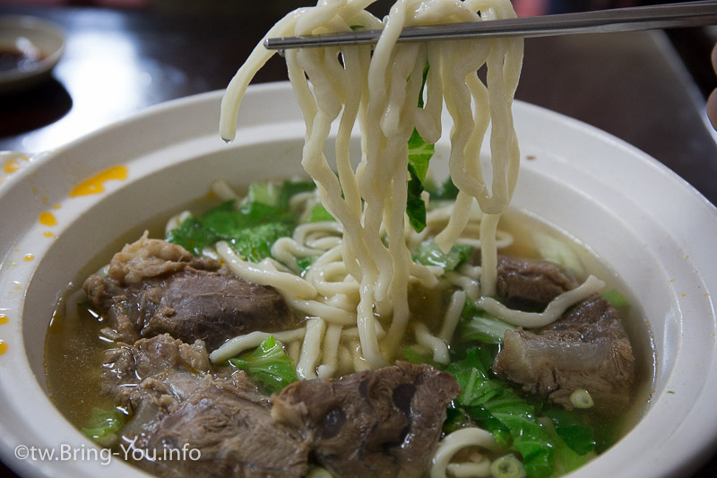 高雄ジュジュのグルメ台湾 高雄exo行った店 三牛牛肉麵 蓮池潭夜散歩